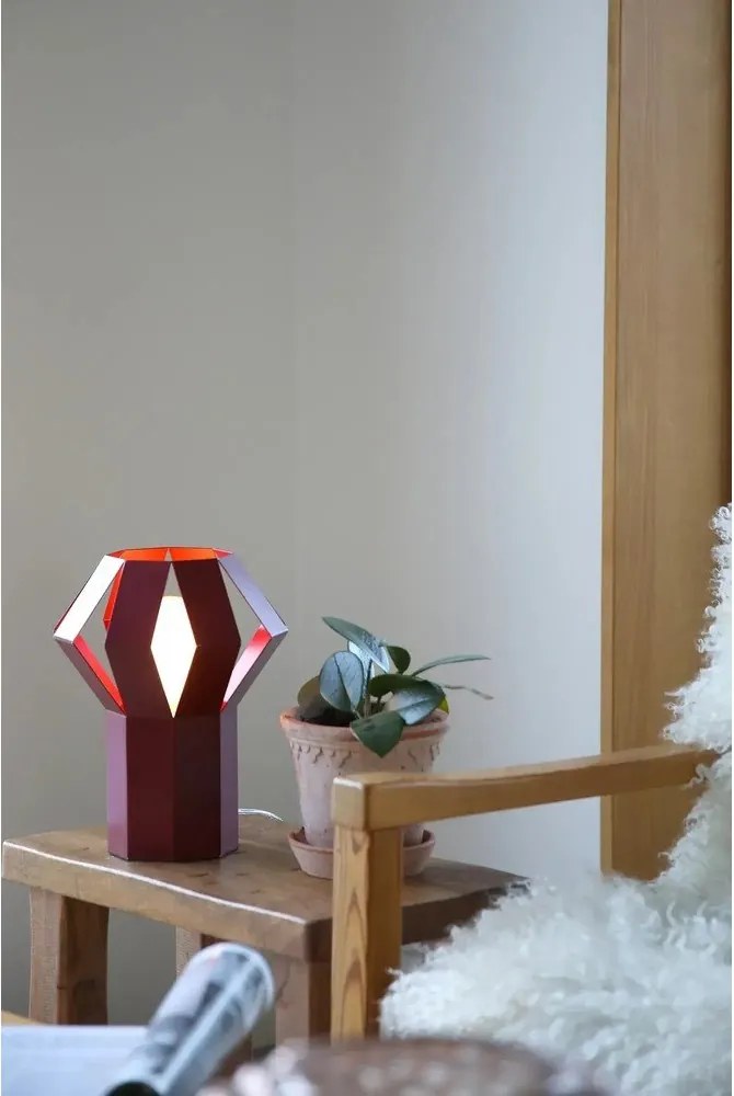 Czerwona metalowa lampa stołowa z metalowym kloszem (wysokość 27 cm) Octa – Markslöjd