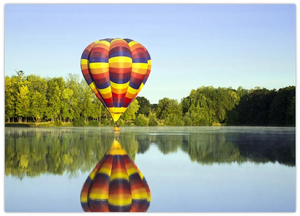 Obraz na szkle - balon na ogrzane powietrze nad jeziorem (70x50 cm)