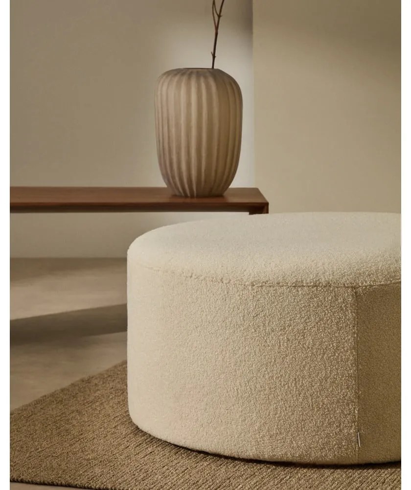 Kremowy puf z materiału bouclé Kaeli – Kave Home