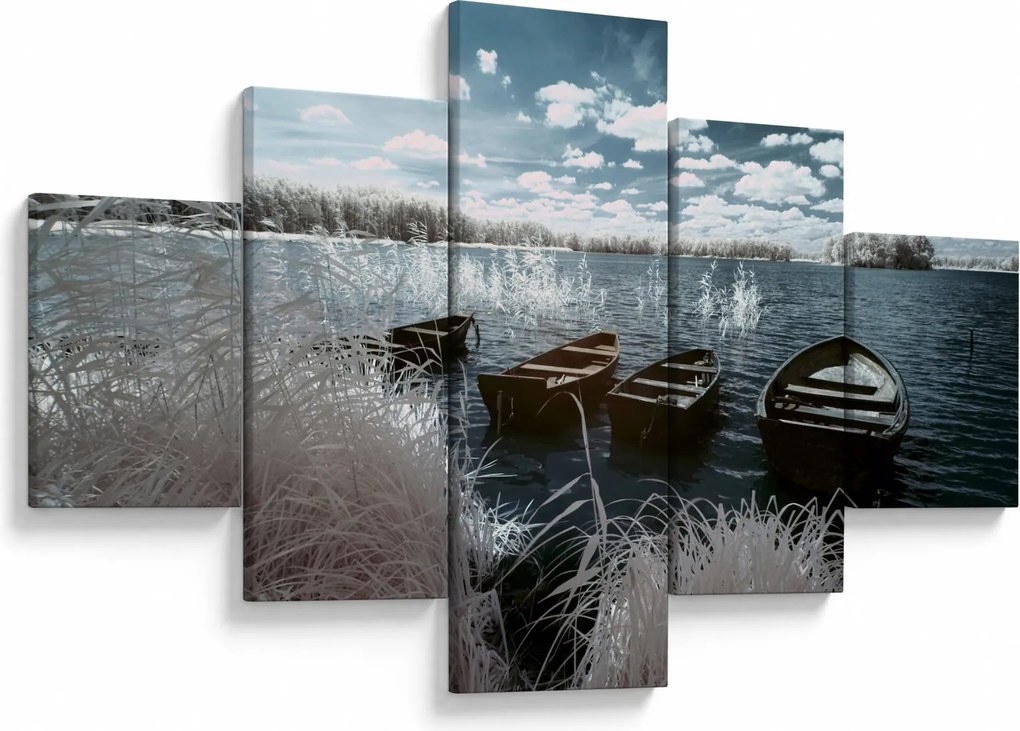 Obraz - Drewniane łodzie na jeziorze (125x70 cm)