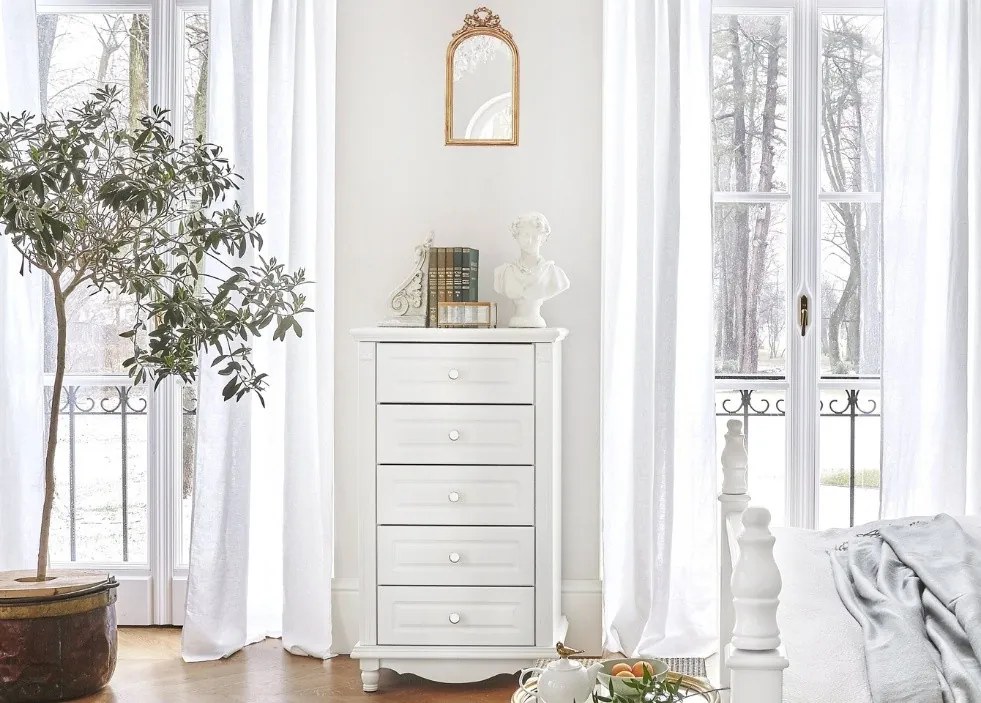 Elegancka biała komoda do sypialni Camilla. 5 szuflad, ozdobny gzyms,. Stylowe białe meble do sypialni i salonu Victoria.
