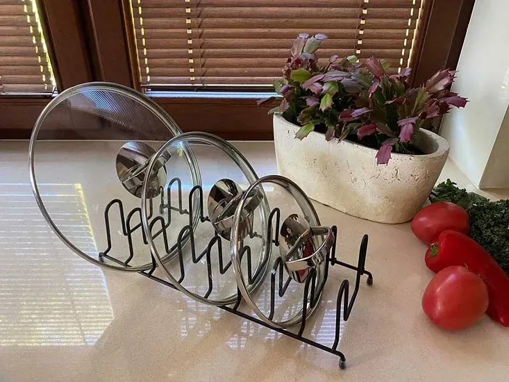 Klasyczny metalowy stojak kuchenny na pokrywki P8-E90