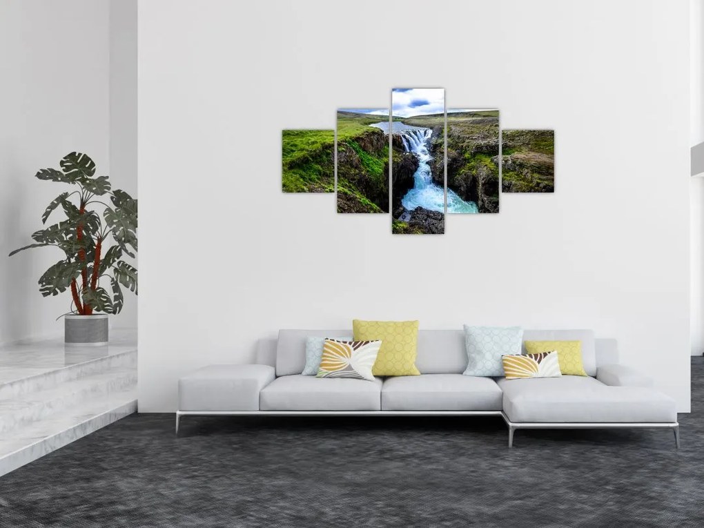 Obraz wodospadu między skałami (125x70 cm)