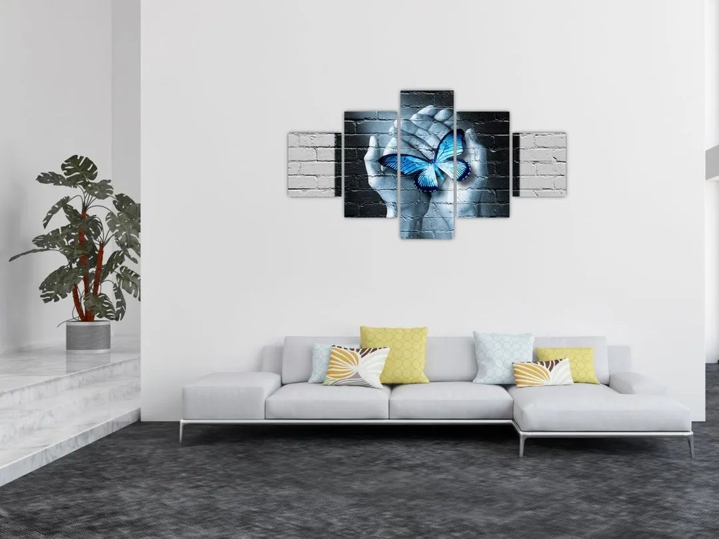 Obraz niebieskiego motyla na ścianie (125x70 cm)