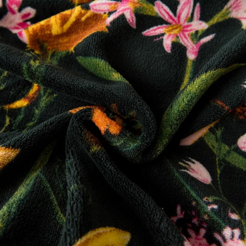 PrzytulneMieszkanie.pl PrzytulneMieszkanie.pl PrzytulneMieszkanie.pl Zestaw pościeli z mikropluszu MYSTIC GARDEN ciemnozielony + prześcieradło z mikropluszu SOFT 180x200 cm białe, dwuosobowe łóżko