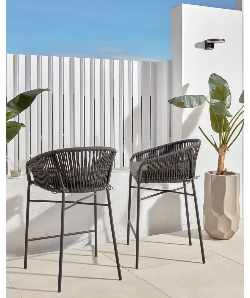 Czarny metalowy/tapicerowany hoker ogrodowy Yanet – Kave Home