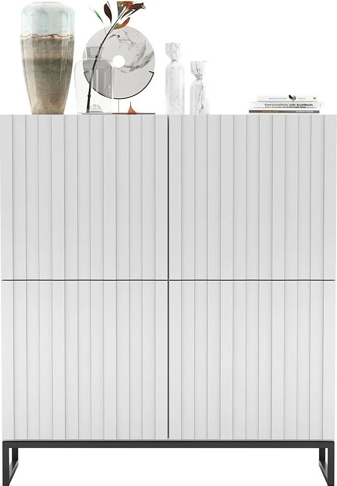 Komoda z 4 drzwiami – Korpus biały mat, frezowane fronty biały mat – 112 cm, czarna metalowa rama