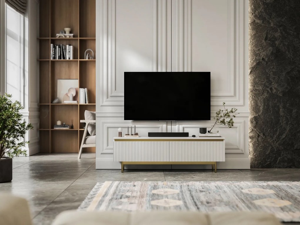 Ryflowana szafka RTV Selene 140 cm, biała na złotych nóżkach