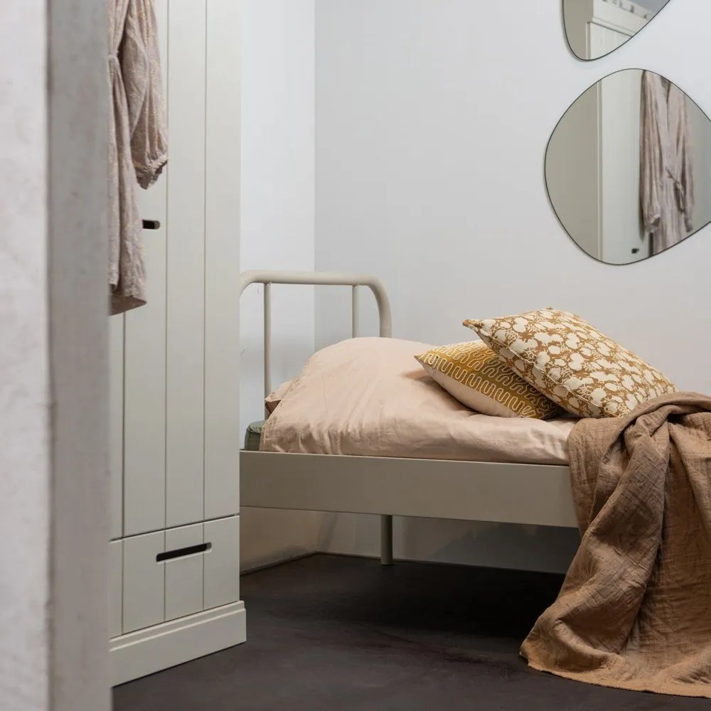 Beżowe metalowe łóżko jednoosobowe ze stelażem 90x200 cm Mata – WOOOD