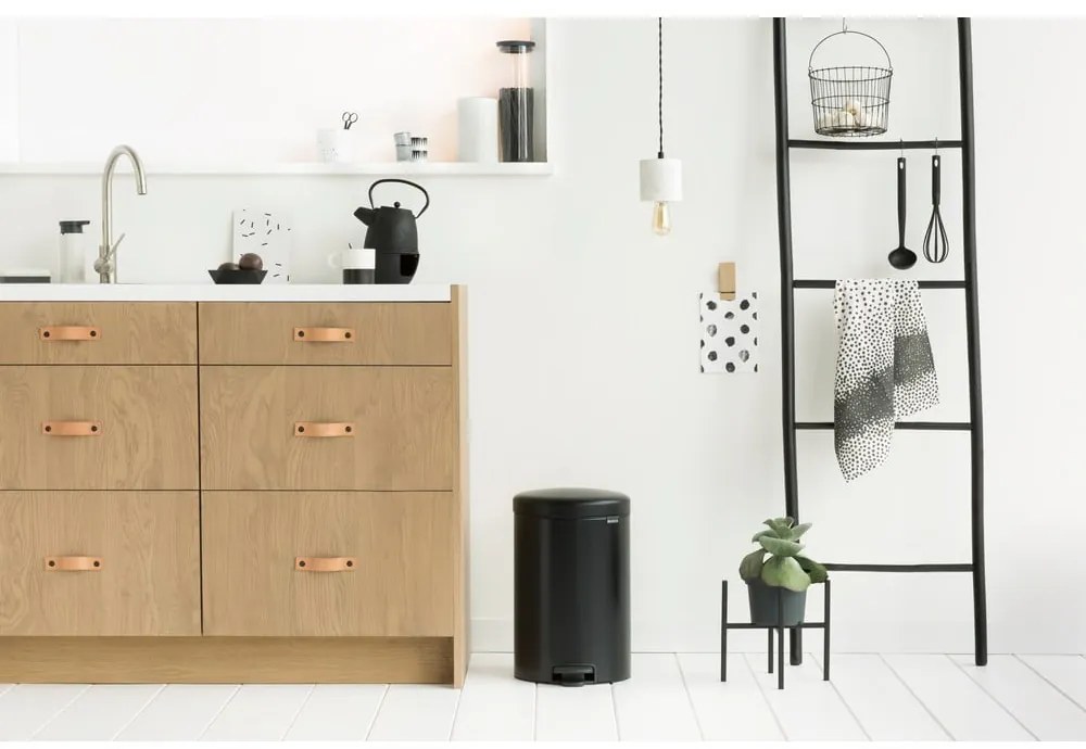 Stalowy kosz na śmieci z pedałem w kolorze matowej czerni 20 l NewIcon – Brabantia