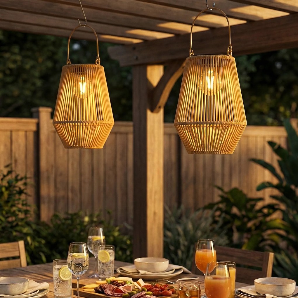 Outsunny Zestaw 2 Lamp Solarnych Rattanowych Wiszących IP44 Wodoodporne Lampy na Balkon i Taras Brązowe | Aosom PL