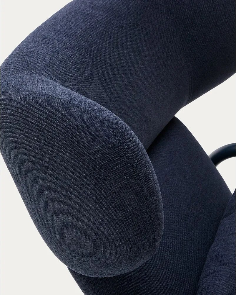 Ciemnoniebieski fotel Inari – Kave Home