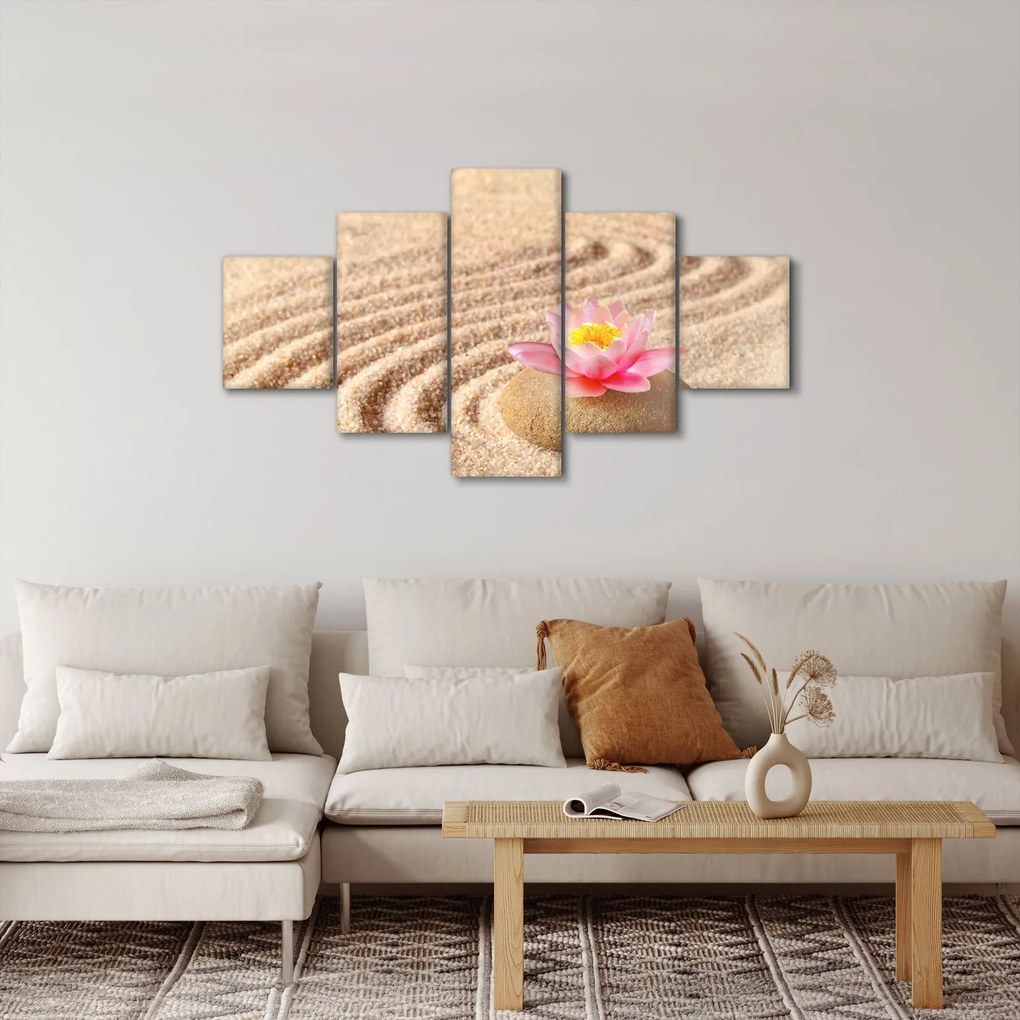Obraz kamienia z kwiatem na piasku (125x70 cm)