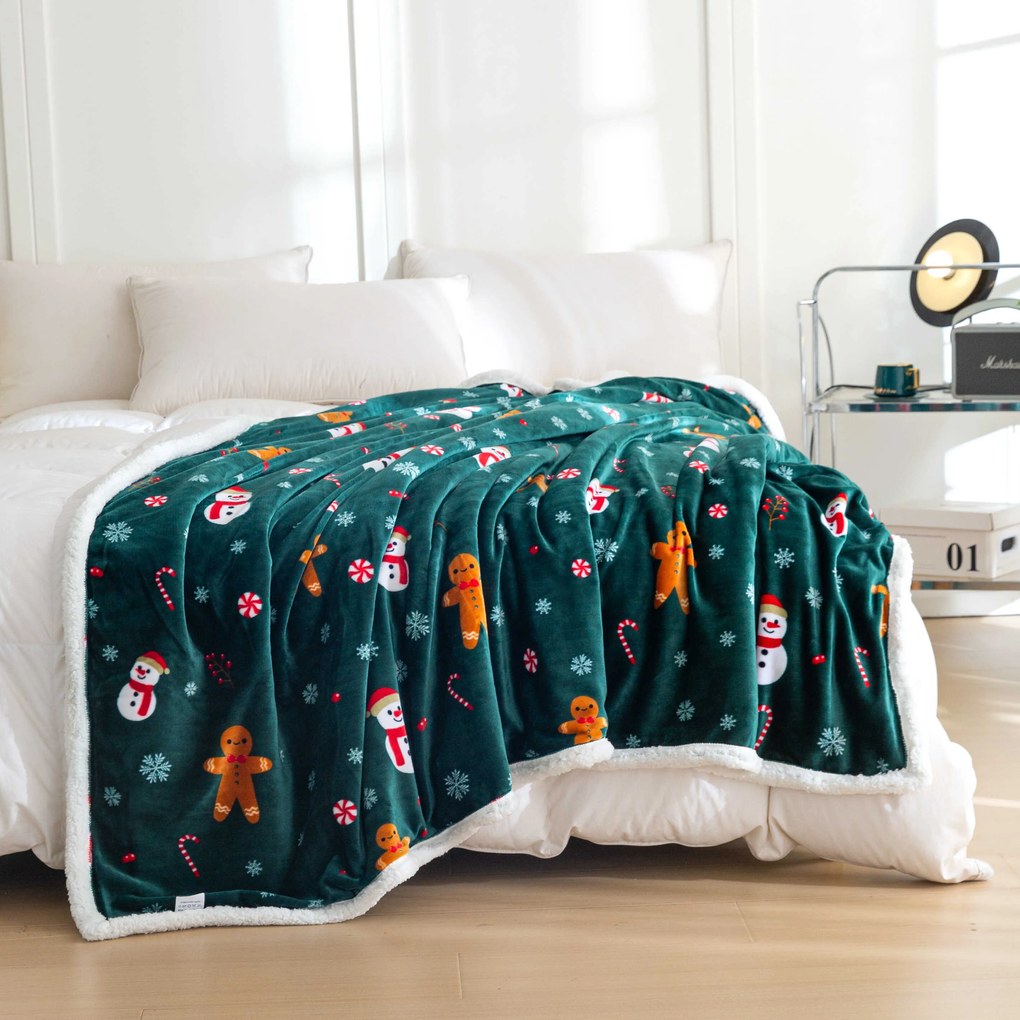 Świąteczny ciemnozielony koc z mikropluszu z barankiem SNOWMAN AND GINGERBREAD Rozmiar: 200 x 220 cm