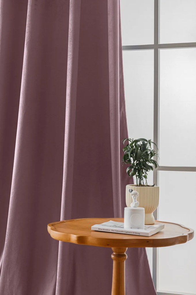 Jasnofioletowa zaciemniająca zasłona VELVET 140x270 cm Zawieszanie: Taśma z wiązaniami