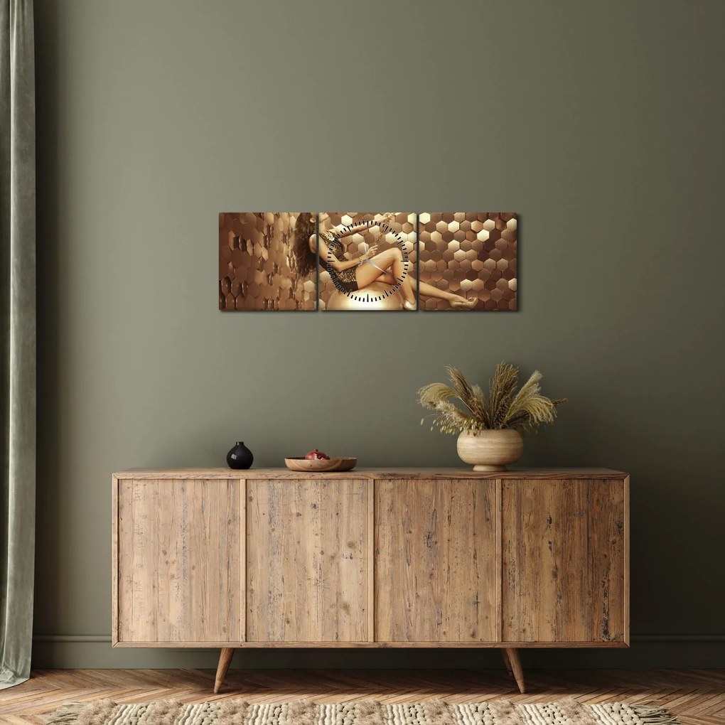 Obraz kobiety w złotym pokoju (z zegarem) (90x30 cm)