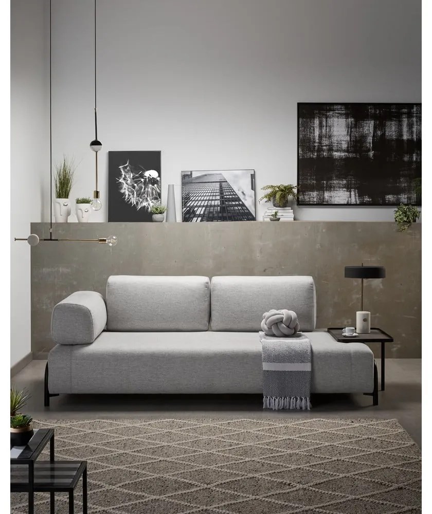 Jasnoszara sofa z małym stolikiem Kave Home Compo