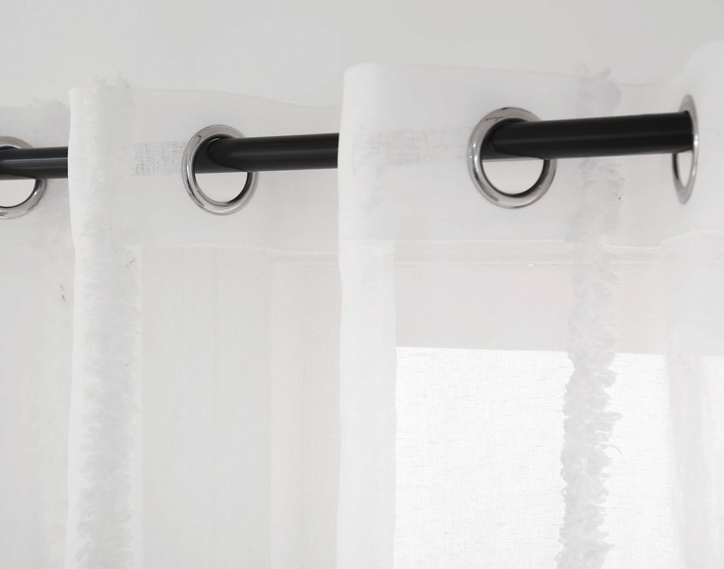 Biała zasłona TASMA ze wzorem 140x250 cm Zawieszanie: Metalowe pierścienie