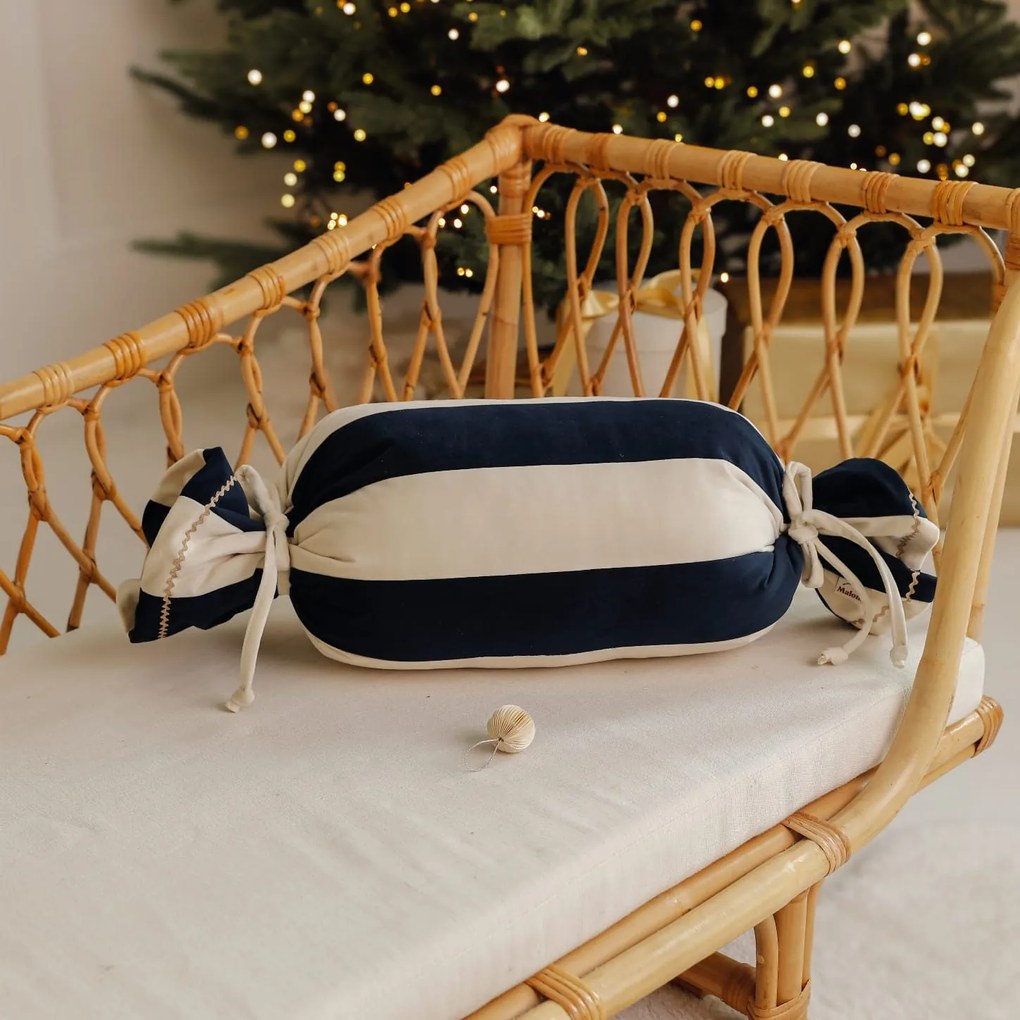 Świąteczna poduszka dekoracyjna Cukierek - granatowe pasy