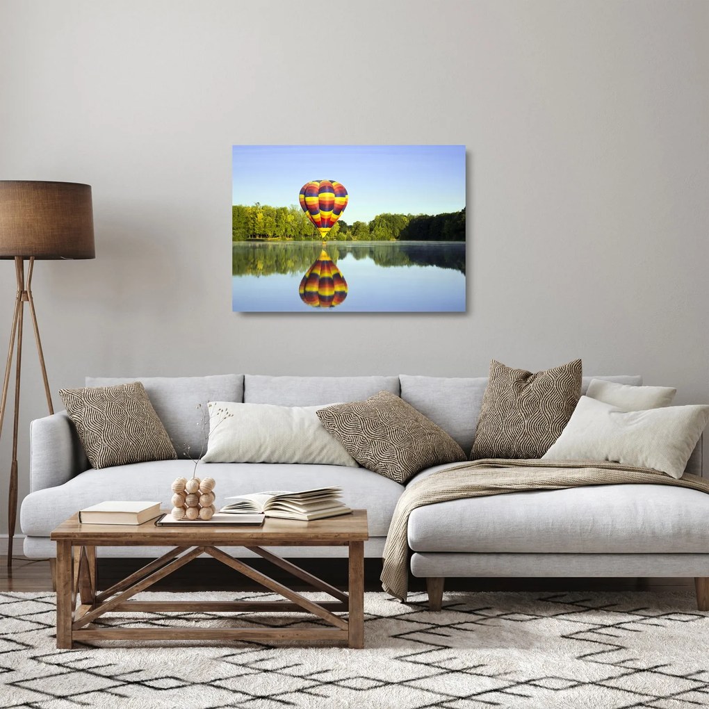 Obraz na szkle - balon na ogrzane powietrze nad jeziorem (70x50 cm)
