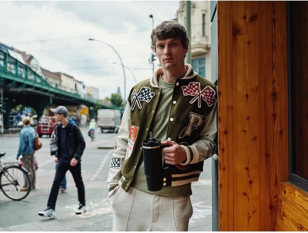 Czarny termos ze stali nierdzewnej ze słomką 890 ml Quencher H2.O FlowState™ Tumbler Black 2.0 – Stanley