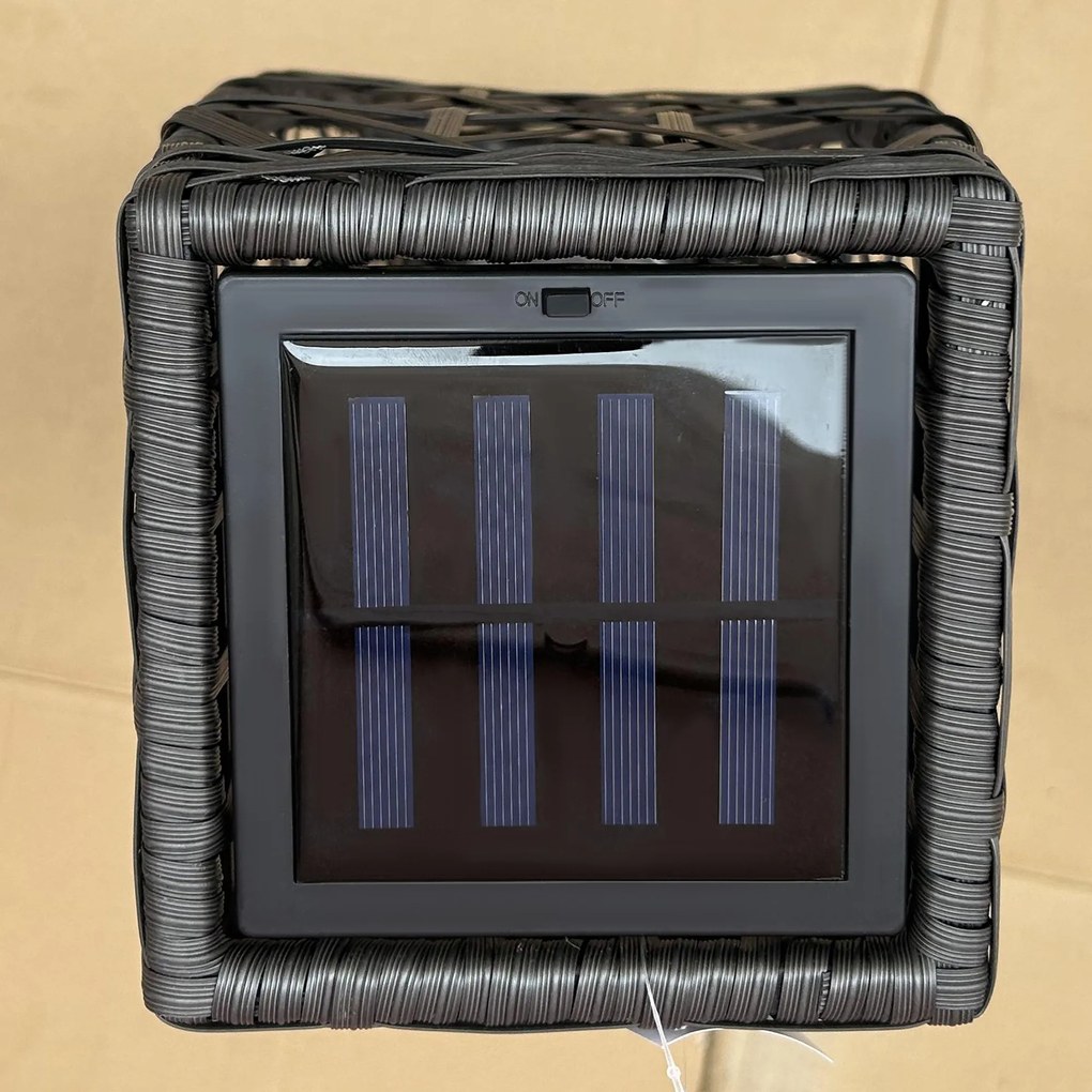 Outsunny Lampa Solarna Rattan z Czujnikiem Światła Anty-UV Wodoodporna LED Stal Szara | Aosom PL