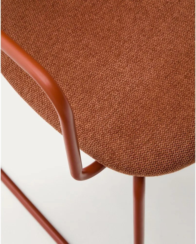 Metalowe krzesło z podłokietnikami w kolorze terakoty Meli – Kave Home