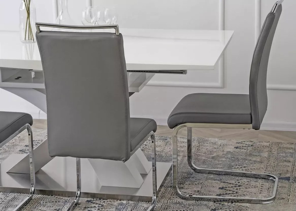 Nowoczesne krzesło Utiel z ekoskóry o eleganckim designie i chromowanych płozach