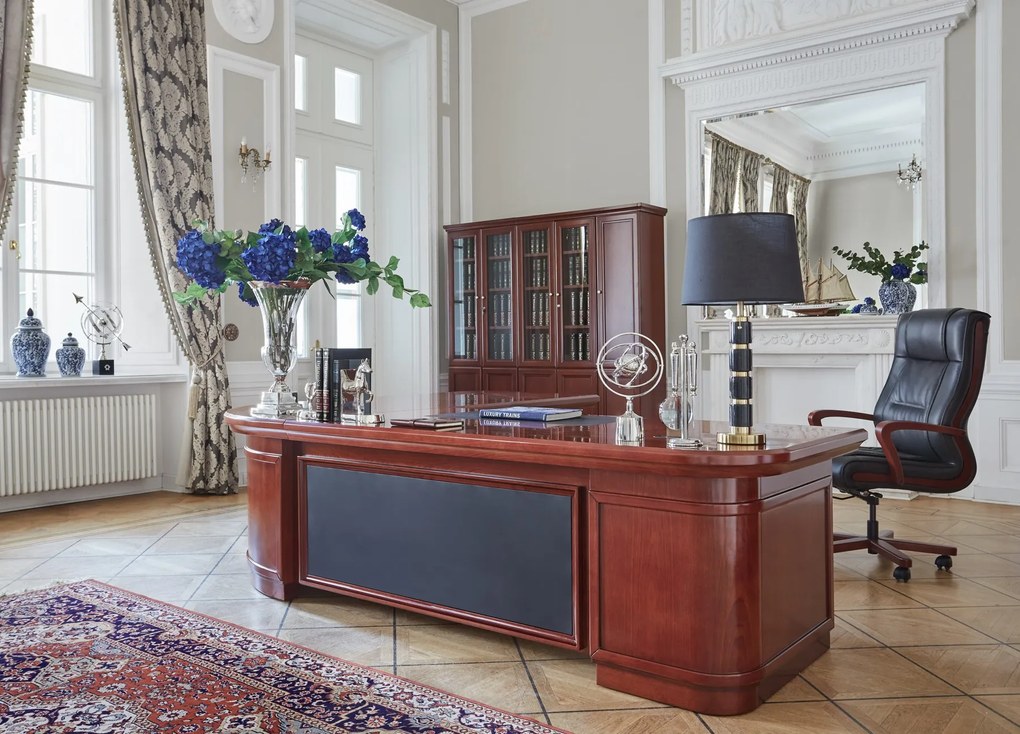 Klasyczny skórzany fotel do biura wygodny ze skóry naturalnej Ambassador. Podłokietniki i rama z drewna, skórzana tapicerka dostępna w kolorach czarnym, brązowym i kremowym. Meble klasyczne gabinetowe.