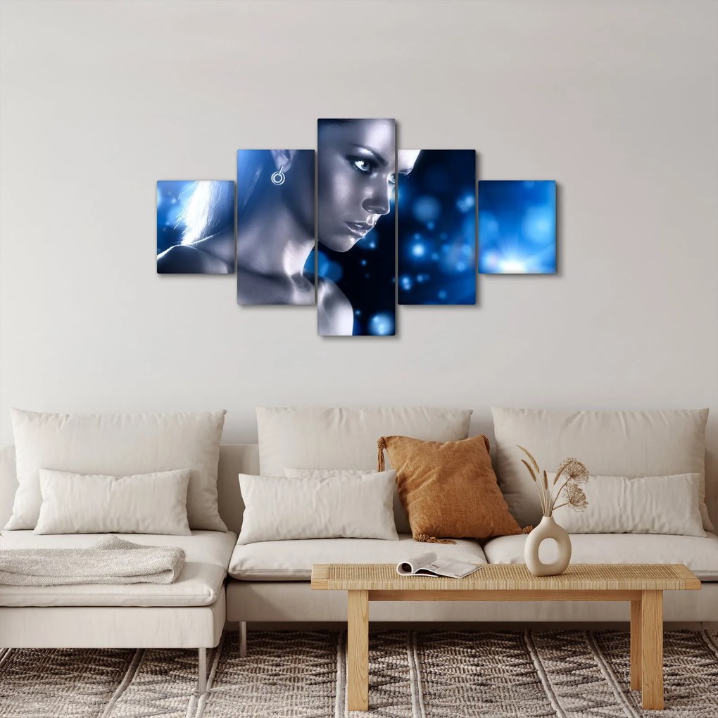 Obraz kobiety w niebieskim blasku (125x70 cm)