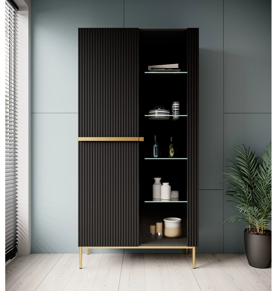 Witryna Nicole 100 cm z ryflowanym frontem - czarny mat / złote nóżki