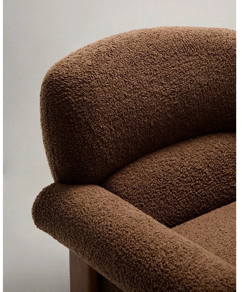 Brązowy fotel z materiału bouclé Nema – Kave Home
