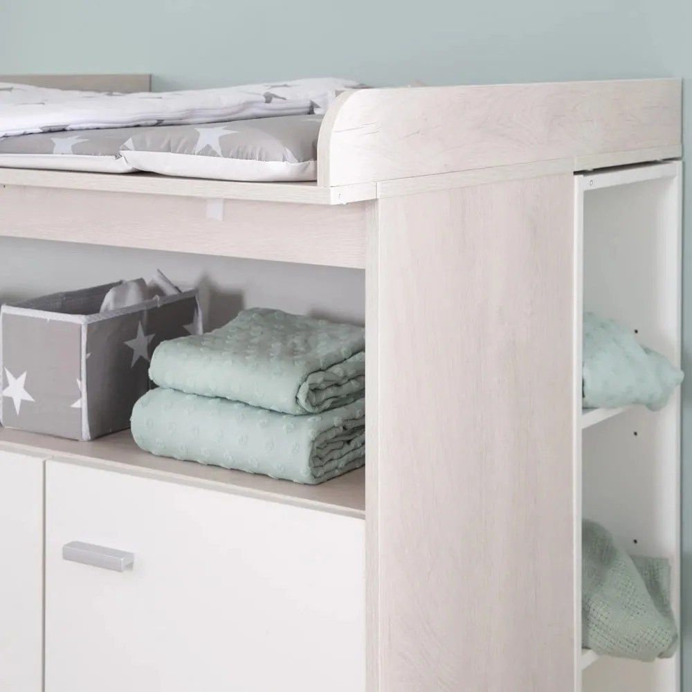 Biała niska komoda dziecięca w dekorze dębu z przewijakiem 117x98 cm Julia – Roba