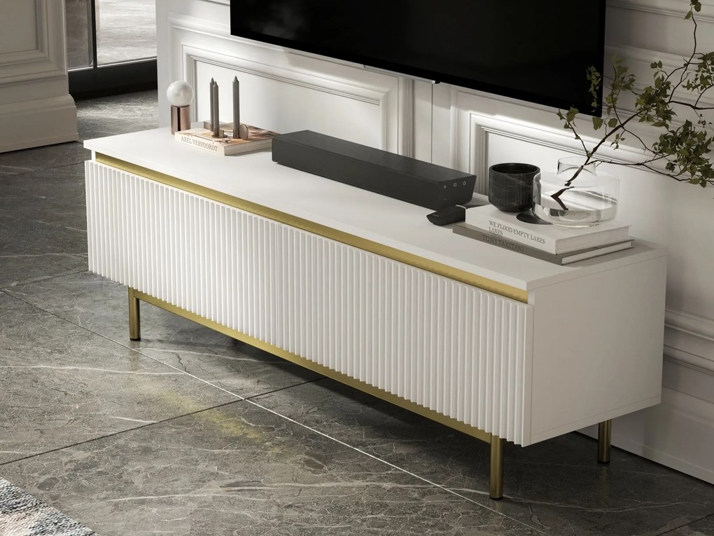 Ryflowana szafka RTV Selene 140 cm, biała na złotych nóżkach