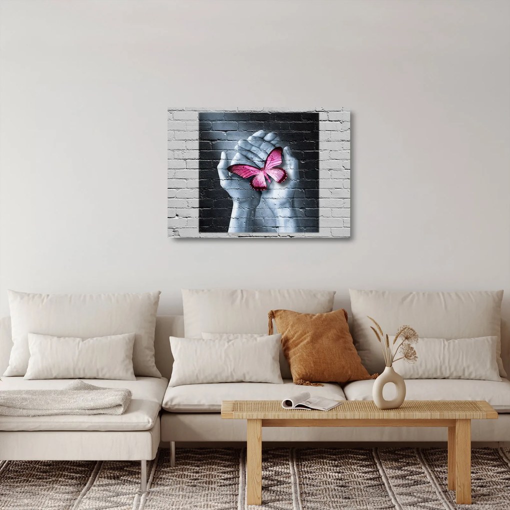 Obraz na szkle - Różowy motyl w ścianie (70x50 cm)