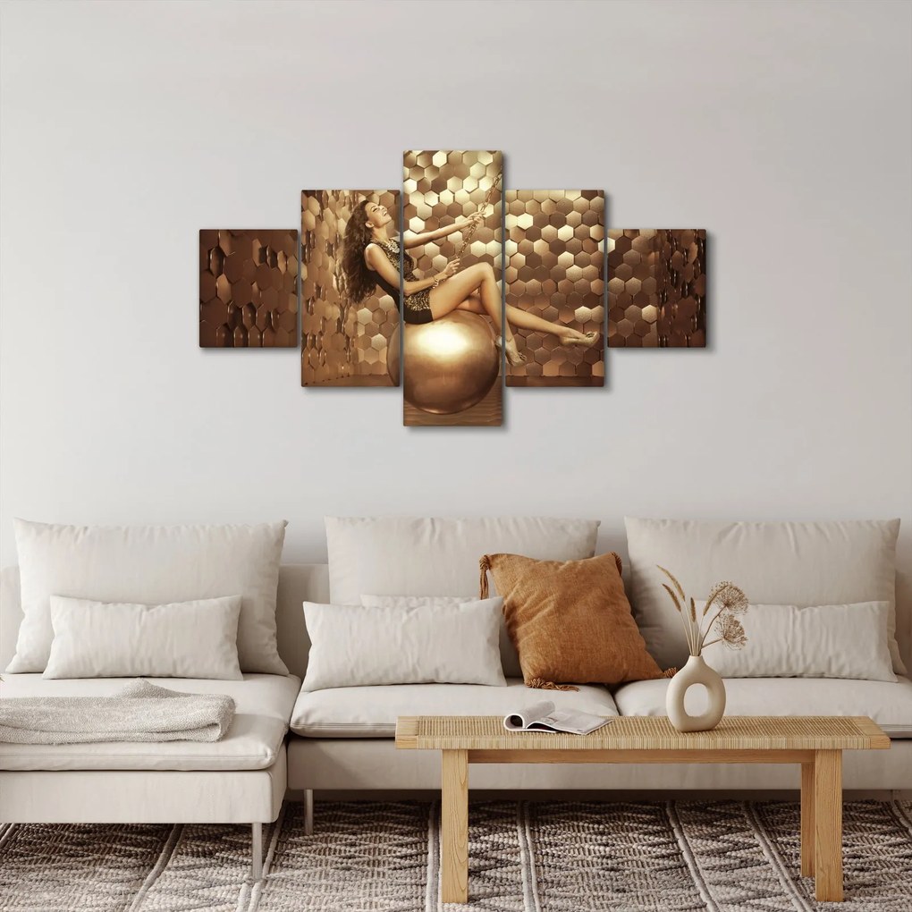 Obraz kobiety w złotym pokoju (125x70 cm)