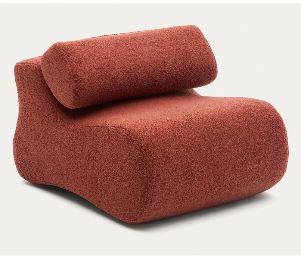 Fotel z materiału bouclé w kolorze terakoty Club – Kave Home