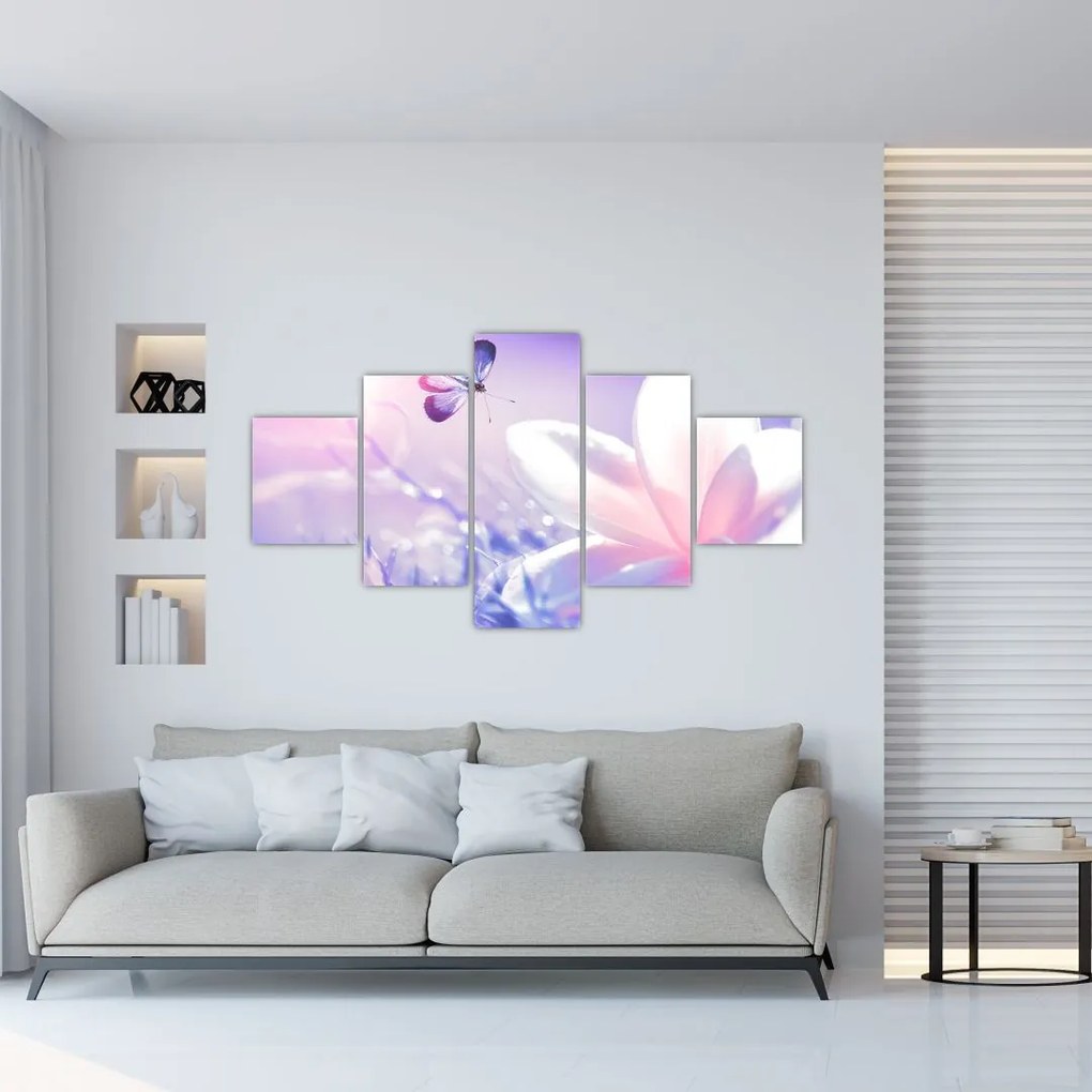 Obraz - Motyl lecący do kwiatu (125x70 cm)