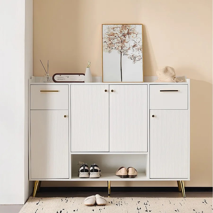 Biała szafka na buty z 2 szufladami i 4 drzwiami, złotymi uchwytami i nogami