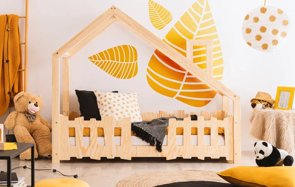 Drewniane łóżko domek z barierką C7-R28