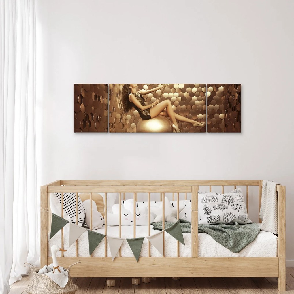 Obraz kobiety w złotym pokoju (170x50 cm)
