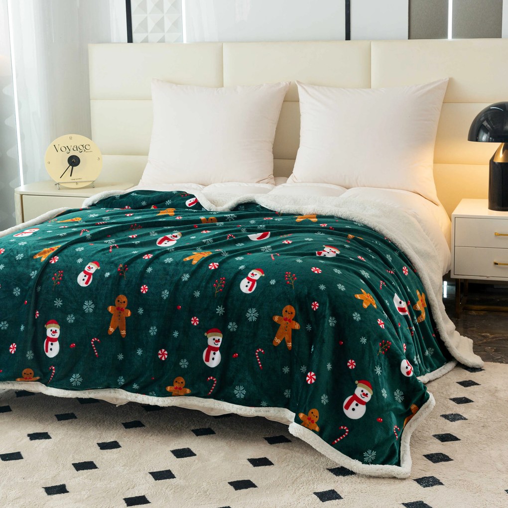 Świąteczny ciemnozielony koc z mikropluszu z barankiem SNOWMAN AND GINGERBREAD Rozmiar: 200 x 220 cm