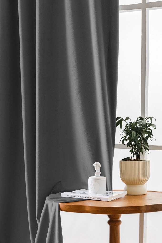 Szara zaciemniająca zasłona VELVET 140x250 cm Zawieszanie: Metalowe pierścienie