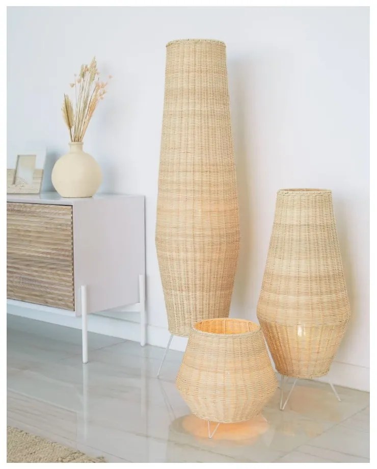 Naturalna rattanowa lampa stojąca z rattanowym kloszem (wysokość 120 cm) Kamaria – Kave Home