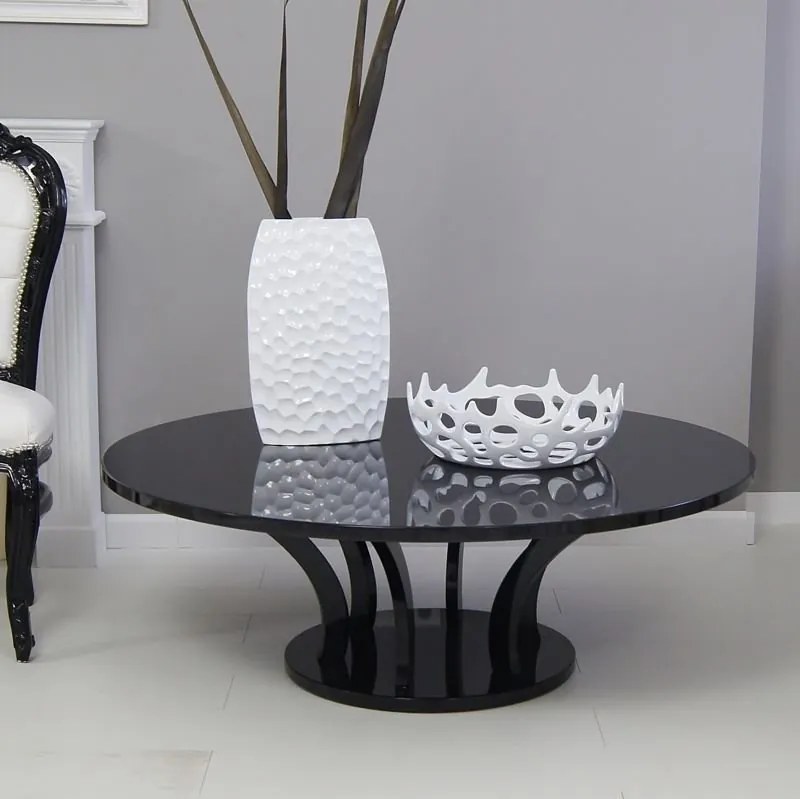 Czarny, okrągły stolik, wysoki połysk, styl modernistyczny.