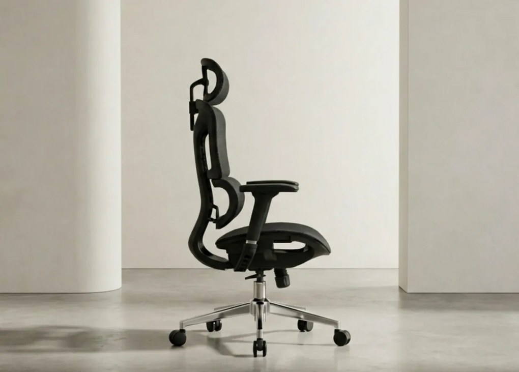 Fotel biurowy Ergo Omega czarny oferuje maksymalny komfort i nowoczesny design! Regulacja lędźwiowa, podłokietniki 4D, oddychająca siatka Mesh i chromowana podstawa. Idealny do pracy.