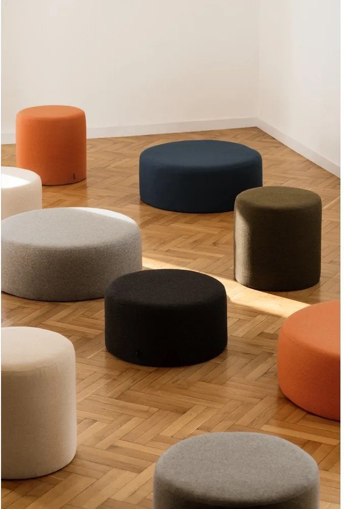 Wełniany puf w kolorze terakoty Folk – noo.ma