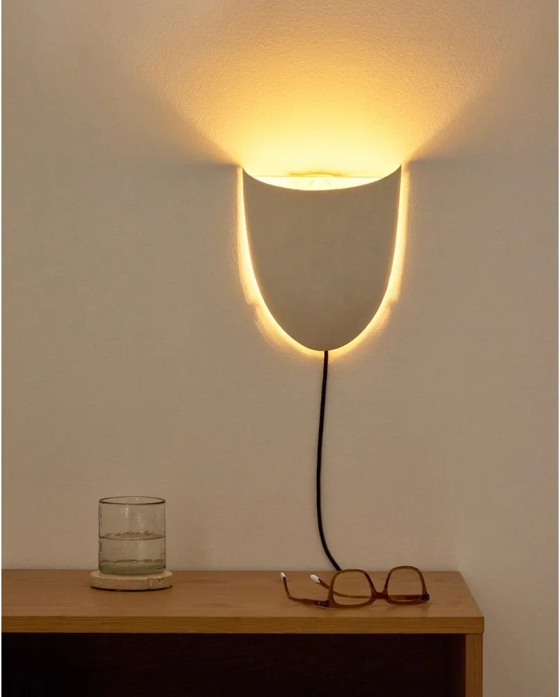 Biały kinkiet do kontaktu Nibla – Kave Home