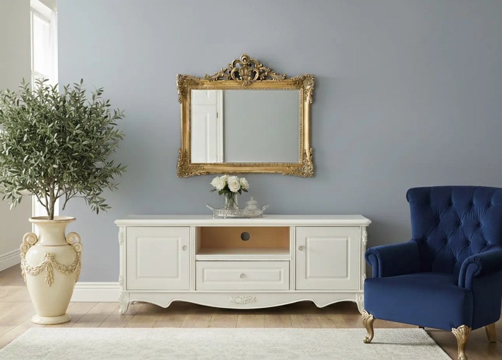 Stylowa szafka pod telewizor Anastasia, w kolorze ecru, wymiary 160x60 cm. Szafka rtv ma cokół z motywem róży, ornamentowe gałki. Francuski styl, kolekcja La Perle.