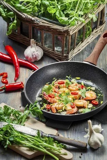 Czarna patelnia z brązową rączką 28cm B6-N60